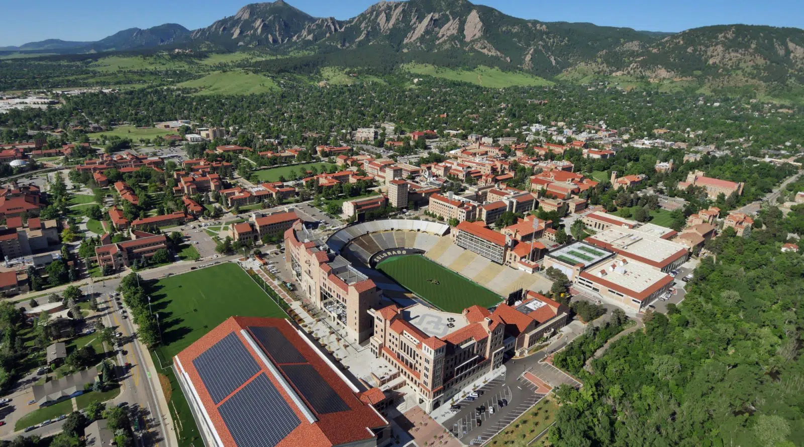 محوطه دانشگاه شهر بولدر