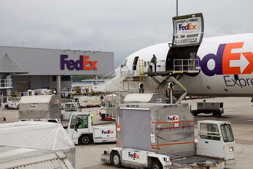 انتقال بسته های پستی توسط خطوط هوایی فدرال اکسپرس